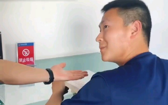 听说班长只要伸手，就会有东西，嘿嘿嘿，我也来试试