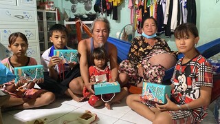 Phát quà Tết Trung Thu của MTQ ở Mỹ gởi các em thiếu nhi có hoàn cảnh khó khăn