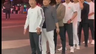 大叔广场舞火遍全网，这气势绝了！