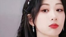Yang Zi adalah aktris peringkat 1 teratas dalam laporan penampilan bulan April di Weibo. Dia adalah