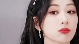 Yang Zi adalah aktris peringkat 1 teratas dalam laporan penampilan bulan April di Weibo. Dia adalah 