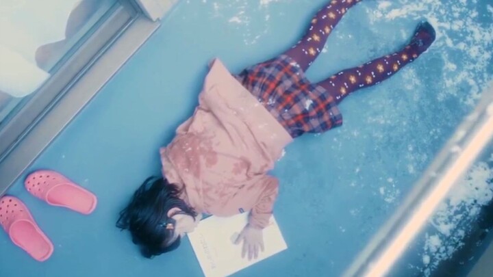 母亲为了约会，把5岁女儿关阳台活活冻死，这电影实在太虐心了！