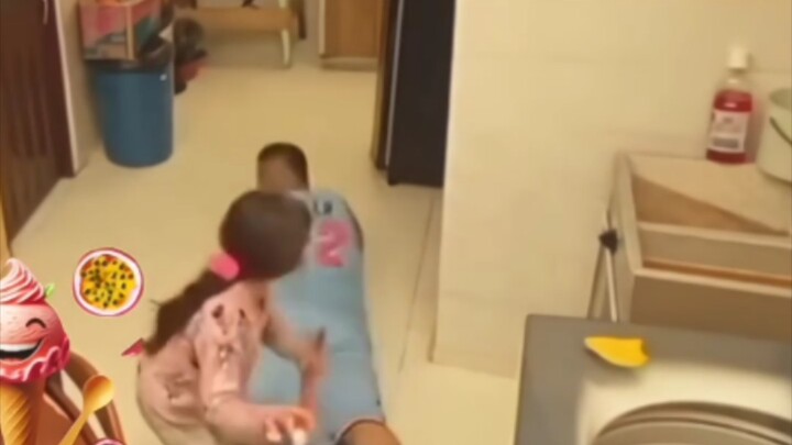 A thoughtful little "cotton-padded jacket" saved Dad with just one move!