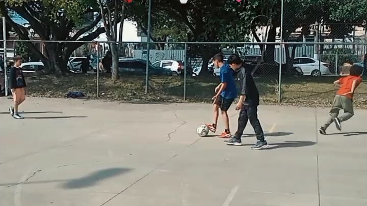 ele está jogando bola