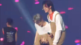 徐明浩阿舅耐五部曲：正常跳、坐着让克拉跳、被dino 拉着跳、和克拉合拍、268累到坐着跳