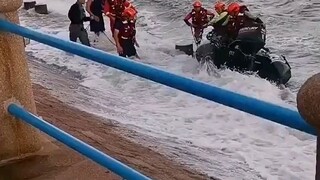 【请敬畏生命】两名学生被海浪卷走，其中一人尸体已打捞上来。