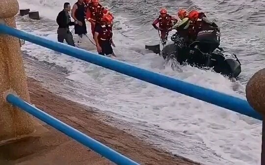 [Please respect life] Two students were swept away by the waves, and the body of one of them has bee