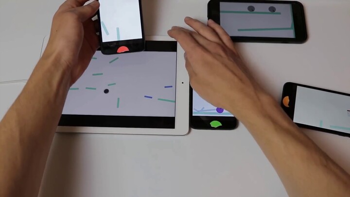 فيديو لشخص ممل استخدم فيه أربعة هواتف محمولة، وجهاز لوحي، وحاسوبين محمولين لإكمال لعبة فيديو!