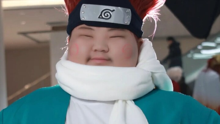 Thứ lọt ra từ khe hở của chiếc khăn quàng không phải là giọt mồ hôi, mà là vô số lần dũng khí bị hiệ