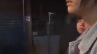 الأخ الكبير يبدو لطيفًا جدًا وهو في حيرة من أمره، هاهاهاها