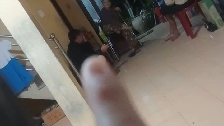 khoe gia đình mà như đi ăn trộm