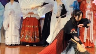 رقصة أمام مجموعة من الأجانب، مساء ممطر يسأل عن زهرة هاي تانغ
