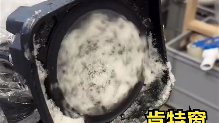 Quick Science: Do you know how this lens uses high-speed rotation to achieve water resistance?