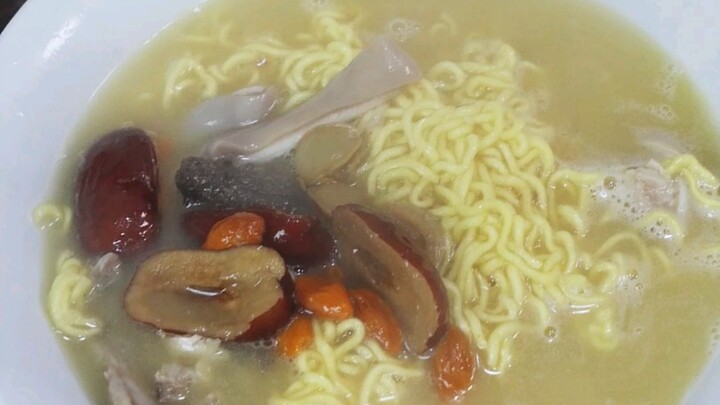 Kebahagiaan itu saat pulang kerja bisa makan semangkuk mie instan seperti ini!