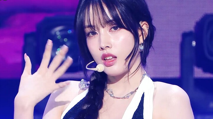 STAYC's latest comeback track "I WANT IT" performance stage