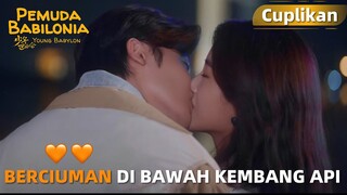 Young Babylon | Cuplikan EP11 Romantis! Mereka Berciuman di Bawah Kembang Api | WeTV【INDO SUB】