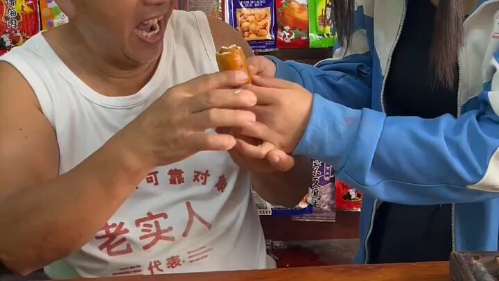 🥹 A Daughter’s Love for Her Father ❤️ | A Heartwarming Chinese Moment #父女 #亲情 #感动 #中国视频 #感人 #女儿 #爸爸