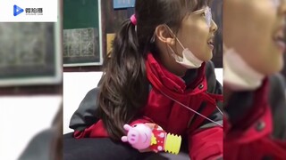 当学生看到女老师的结婚证，顿时两眼放光！随后一句话逗笑网友