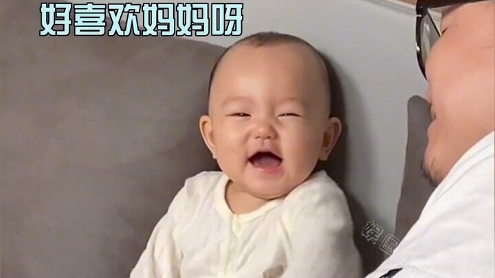Even at such a young age, the little one already knows how to manage their emotions—this adorable ki