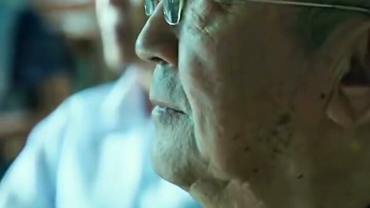 Seorang anak dari pegunungan menggunakan metode khusus untuk memecahkan masalah matematika yang tela