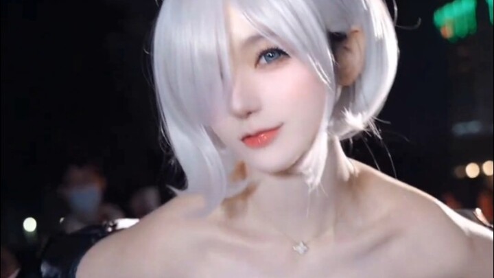 Nggak bisa nggak bilang, haha, dia emang benar-benar ganteng!