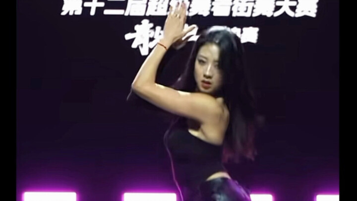 Stage mishap—Tmall CLC’s Jang Seung-youn, judge on a Chinese dance competition, performs “BLACK DRES