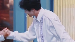 "Handshake and bow" + "Raise your legs to defend" He really makes me cry Hello Saturday Tan Jianci