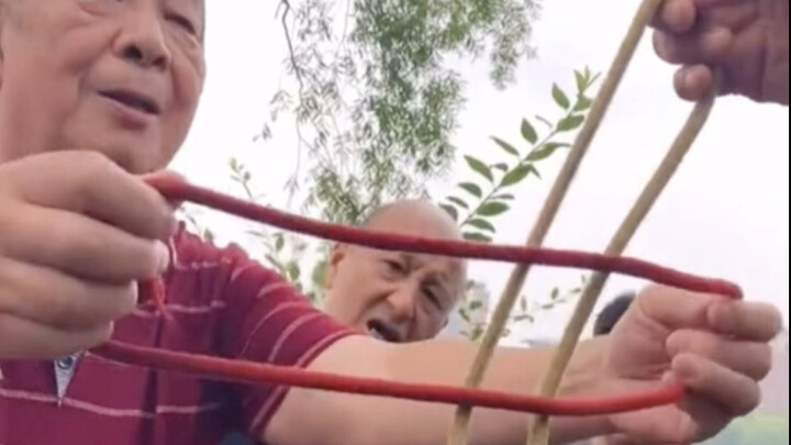 Pak Tua Pamer Trik di Hari Raya Imlek: Trik Menembus Tali Tali!