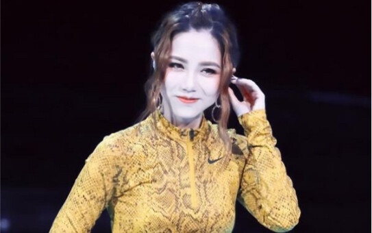 Despite the sudden problem of ear return, Deng Ziqi played perfectly