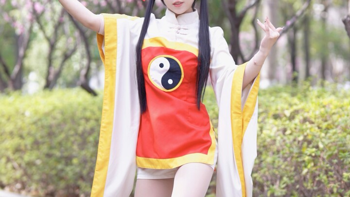 Ngón chân bấu chặt vào đôi giày gửi trăng sáng..