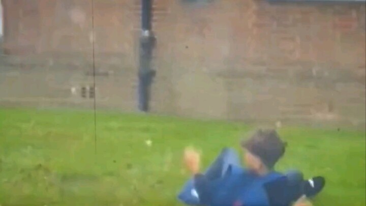 Con hãy biết đủ đi, bố vẫn yêu con mà, ít nhất là ông ấy đã chọn một bãi cỏ.