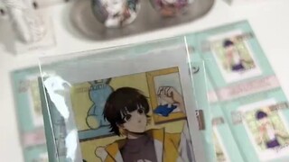 Mengobrol hingga larut malam, membongkar kotak Polaroid yang terkunci biru secara membabi buta denga