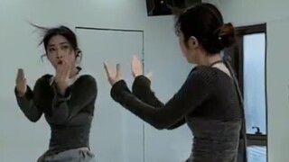 [A Twisting Cow] “putalittleumphinit” เริ่มต้นด้วยนักออกแบบท่าเต้นที่ฝึกซ้อมช้าๆ ต่อหน้ากระจก