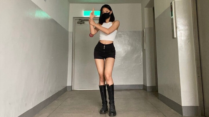 Cô bé 14 tuổi nhảy theo bài hát "Mafia In The Morning" của nhóm nhạc nữ ITZY