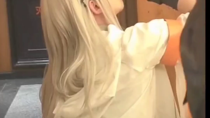 朋友拍的霜星嘬酒侧面视角