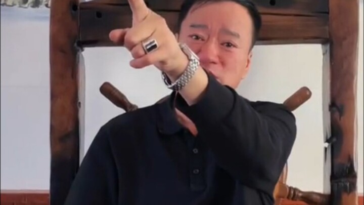 Anh chàng ôm túi tự nhận không ai có thể bắt chước được điệu nhảy của mình, ngay cả bản thân anh cũn