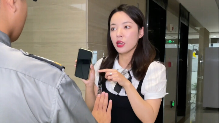 Làm sao đây? Vội lắm, mình vẫn đang đứng trước cửa trung tâm thương mại.