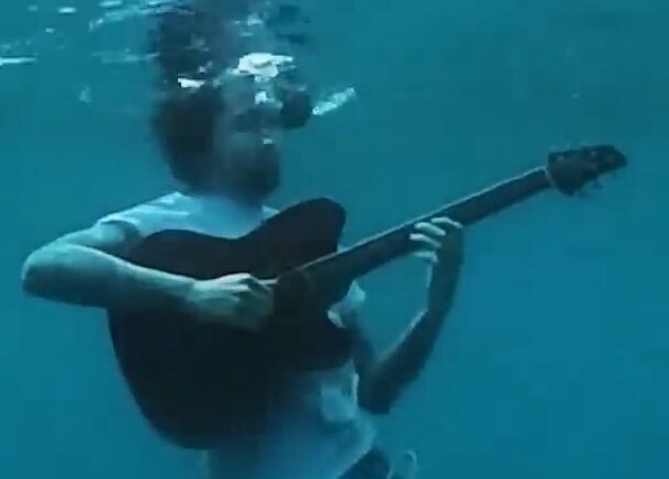 เล่นกีตาร์ใต้น้ำเสียงจะเป็นยังไงนะ?? (เสียงอะไรเนี่ย?)