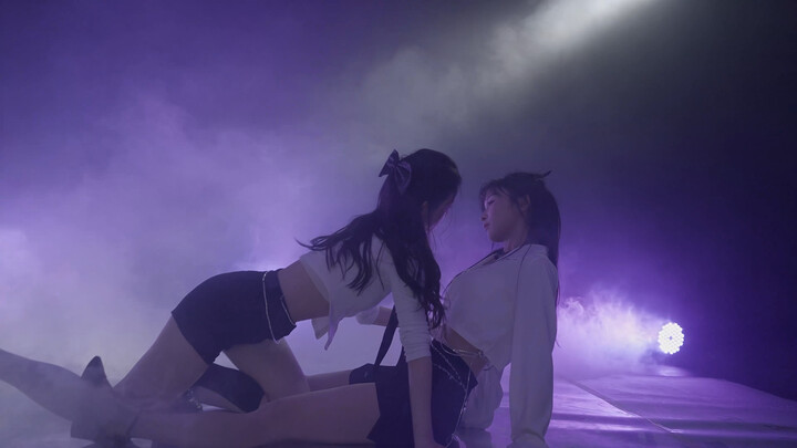 Kita terus ngobrolin gimana caranya lompat biar keliatan lebih macho, terus Xiao Dan nekanin kaki ba