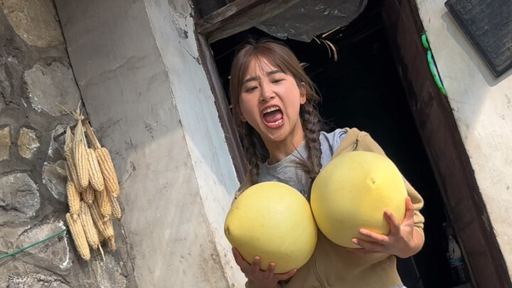 Hai quả bưởi, nửa cân mật ong, 10 lít nước tổng cộng bán được 216 tệ, mau giúp tôi tính xem tôi lời 