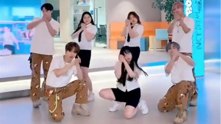 “NCT DREAM”, ya, selain iri aku juga nggak bisa bilang apa-apa… hahahaha… Sisanya difoto sama tiga c