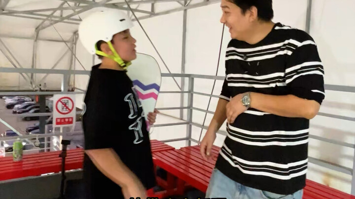 Huyên Huyên bảo muốn đi trượt tuyết, thì phải có chút thực lực chứ.