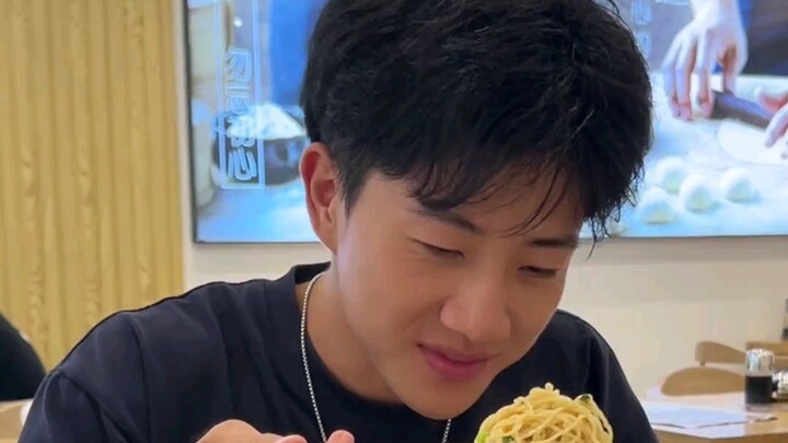 Big brother challenges himself to finish a bowl of wonton noodles in one bite—so this is what a bott