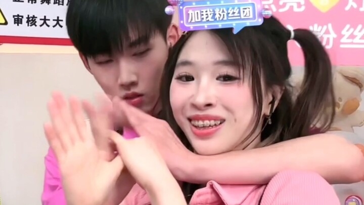 عندما يلتقي اللون الأصفر لإشارة المرور مع علامة تجارية شابة رشيقة تجيد الرقص، تنهار فورًا أمام رقصة 