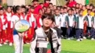 At the opening ceremony of the sports meet, the music teacher pulled the kids out to perform a piece