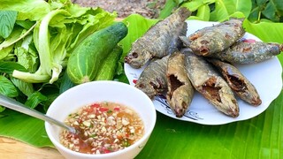 Cá Sặc Rằn Chiên Giòn Rau Thơm Và Nước Mắm Ớt