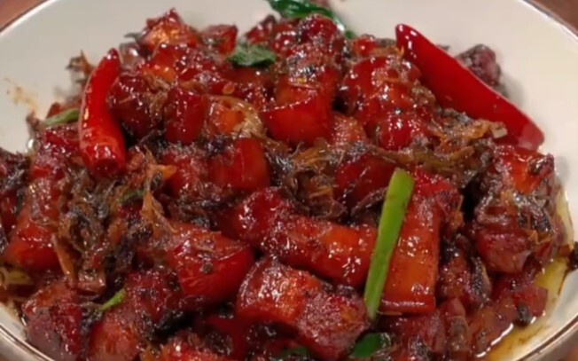 Jarang banget ada tuan rumah yang bisa ngurus babi bumbu merah pagi-pagi, tapi rezeki nggak turun be