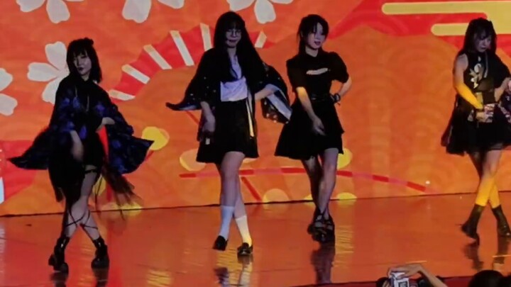 I danced to Paradise at the graduation party! (Silver-haired) I wish myself a happy graduation!