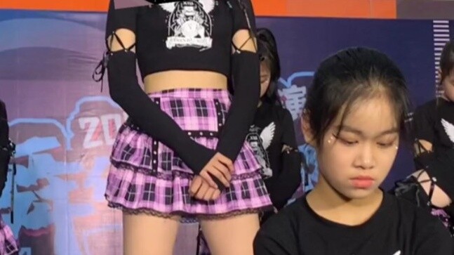 การแสดงโดยนักเรียนมัธยมต้นอายุ 15 ปี