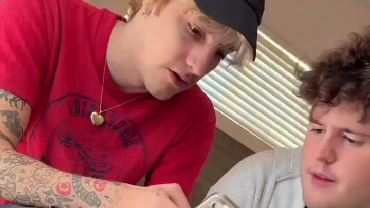 哥们晚上回家狠抽自己嘴巴子